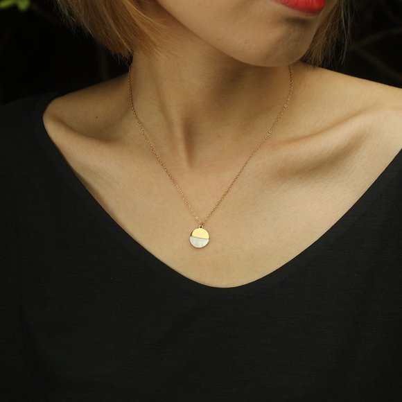 EMERSYN Minimalist Geometric Pendant Necklace - Picture 4 of 7